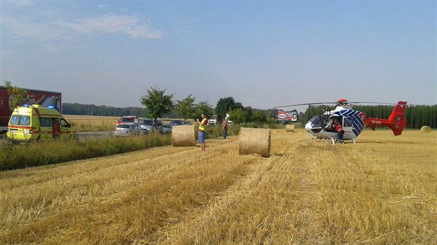 Pi nehod na Perovsku z nkladnho auta sjel peven kontejner a zashl dal auto. Na mst zasahoval i vrtulnk zchrann sluby.