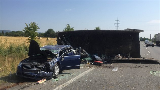 Pi nehod na Perovsku z nkladnho vozu sjel peven kontejner a zashl osobn auto. V nm se zranili ti lid.