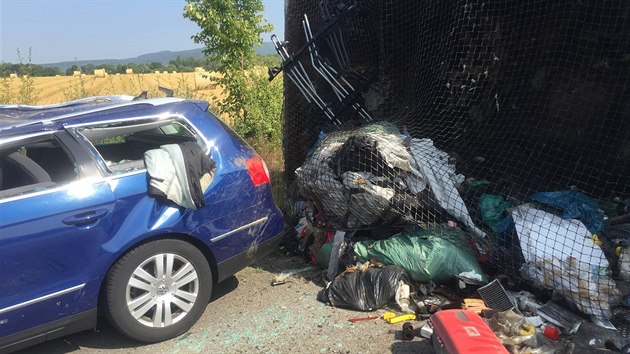 Pi nehod na Perovsku z nkladnho vozu sjel peven kontejner a zashl osobn auto. V nm se zranili ti lid.