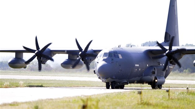 Americk letoun pro speciln operace MC-130J Commando II. odvozen od legendrnho stroje C-130 Hercules pistl v rmci cvien Eagle 2015 na letiti v Perov-Bochoi.