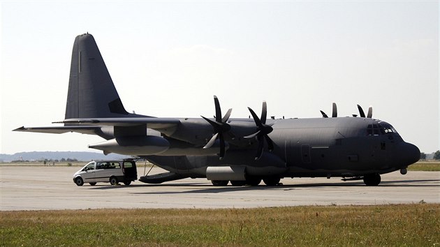 Americký letoun pro speciální operace MC-130J Commando II. odvozený od legendárního stroje C-130 Hercules přistál v rámci cvičení Eagle 2015 na letišti v Přerově-Bochoři.