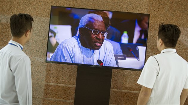 Lamine Diack el coby prvn mu IAAF medilnmu tlaku kvli dajnmu dopingu pikovch atlet.