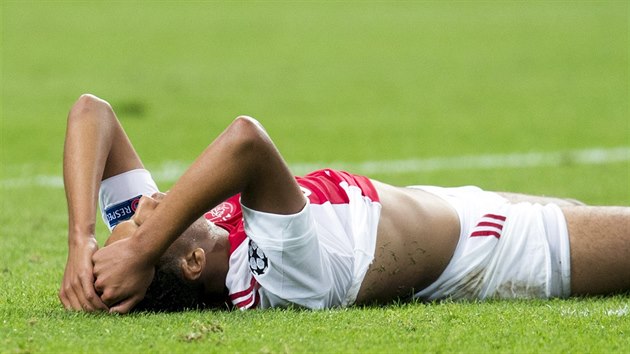 Jairo Riedewald z Ajax Amsterdam zklamaný po tref Rapidu Víde.