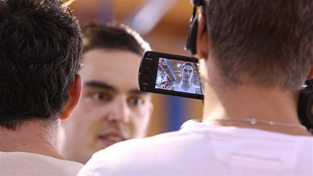 Tomá Satoranský coby ter kamer po tréninku eské reprezentace