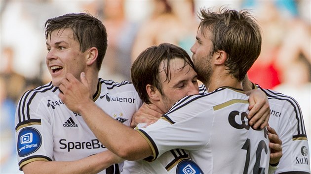Paal André Helland, Mike Lindemann Jensen a Jörgen Skjelvik oslavují gól Rosenborgu Trondheim.