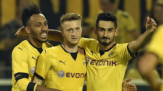 Pierre-Emerick Aubameyang, Marco Reus a Ilkay Gundogan (zleva) oslavují gól Dortmundu.