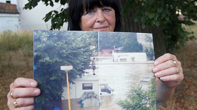 Alena Stará z Chrastavy ukazuje fotografii ze srpna roku 2010. Na ní stojí její manžel na autě. Šel ho přeparkovat a voda ho odřízla. Na pomoc vrtulníku čekal čtyři a půl hodiny.