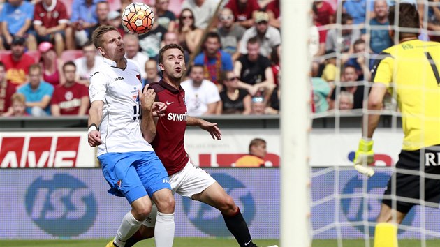 Momentka z utkn Sparta vs. Ostrava, baln tou zskat sparansk zlonk Josef Hubauer (v rudm).