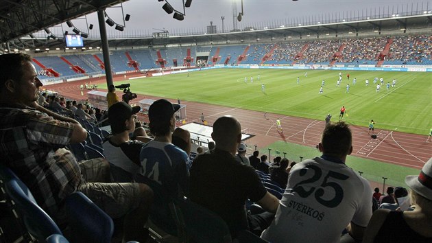 NOV DOMOV BANKU. Pohled na stadion ve Vtkovicch, jen host i slavn atletick mtink Zlat tretra