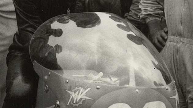 Giacomo Agostini byl opt bezkonkurenn, druh Renzo Pasolini na Benelli ho nemohl ohrozit. Na fotografii ek na start tdy do 350 ccm, kter byl kvli incidentu Grasettiho odloen.