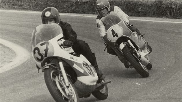 Peter Bal startoval v ptistovkch i dvstpadestkch na soukromm stroji znaky Yamaha, v obou zvodech skonil patnct. Fotografie pochz z ptenho druhho trninku, v pozad za eskoslovenskou legendou jede Jack Findlay.