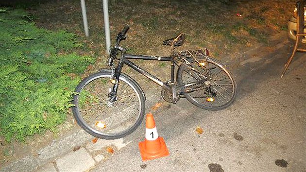 Opilý cyklista poškodil zaparkované auto v Chlumci nad Cidlinou (4.8.2015).