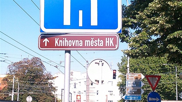 Cedule pro turisty v Hradci Králové nutí návštěvníky města k zamyšlení, kam se vůbec mají vydat. Někde jsou gramatické chyby, někde matoucí zkratky. Tato cedule se povedla.