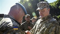 Ukrajinský prezident Petro Poroenko na setkání s paragány v Slavjansku (2....