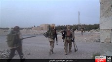 Bojovníci Islámského státu jihozápadn od syrské Palmýry. Snímek byl zveejnn...