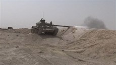 Tank Islámského státu jihozápadně od syrské Palmýry. Snímek byl zveřejněn 5....