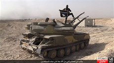 Bojovník Islámského státu jihozápadně od syrské Palmýry. Snímek byl zveřejněn...