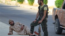 Bojovníci povstalecké koalice Daí al-Fatah nedaleko Homsu (29. ervence 2015)