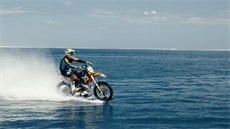 Robbie Maddo Maddison jezdí na motorce na vod
