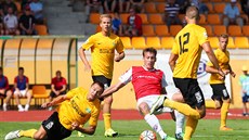 Otto Urma (vlevo) ze Sokolova a Martin Klátil z Pardubic srdnat bojují o mí.