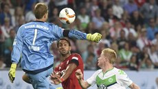 Brankář Manuel Neuer letí vzduchem při superpoháru mezi Bayernem a Wolfsburgem.