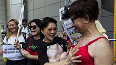 Lidé protestovali proti rozhodnutí soudu, který poslal do v�zení �enu za to, �e...