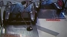 Uklízei se zasekla noha ve vadném eskalátoru v anghaji