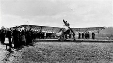 Snímek ze 16. dubna 1914 vznikl po nouzovém pistání jednoploníku Etrich Taube...