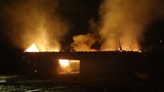 Ve skladu ho�elo seno, sláma i zem�d�lské stroje, podle prvotních odhad� bude...