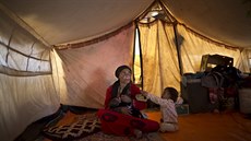 Syrská uprchlice Wazeera Elaiwi se svými dtmi ve stanu v neoficiálním...