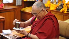K osmdesátým narozeninám dostal dalajláma i hrneek. Z podálku se v hrneku...