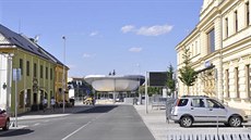 Fotografie srovnávající původní stav autobusového nádraží v Bruntále s jeho...