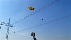 Hasii sundávali na okraji Tince z drátu vysokého naptí mladou paraglidistku.