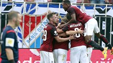 TO JE SLÁVY Spar�an�tí fotbalisté se radují z gólu v ligovém utkání proti...