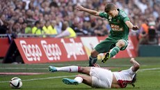 Mitchell Dijks z Ajaxu Amsterdam zajel skluzem do Stephana Auera z Rapidu Víde�.
