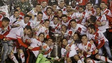 Fotbalisté River Plate slaví triumf v Poháru osvoboditel