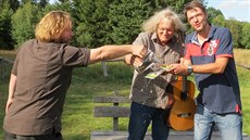 Kmotrem kní�ky Michala Jan�a�íka (vpravo) Vandr �umavou je kytarový virtuos...