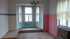 Lonice se stupínkem, který by mohl fungovat jako pracovní kout.