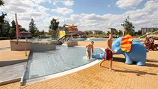 Pohled na bazén a atrakce venkovního akvaparku v Prostějově.