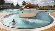 Pohled na bazén a atrakce venkovního akvaparku v Prostějově.