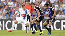 Marek Suchý (uprost�ed) z Basileje vede mí�, brání ho Karol Linetty z Poznan�.