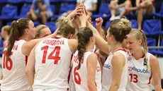 eské basketbalistky do 18 let slaví výhru nad Maarskem.
