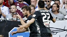 Tomáš Wágner (vlevo) z Jablonce slaví s Vjačeslavem Karavajevem svůj gól proti...