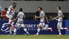 Fotbalisté Juventusu Turín slaví gól Paula Dybaly (vlevo) do sítě Lazia Řím v...