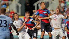 P�ETLA�OVANÁ. Momentka z duelu Plzn� a Slovácka (bílá)