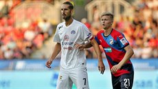 Slovátí spoluhrái gratulují Vlastimilu Daníkovi (druhý zleva) ke gólu do sít Plzn.