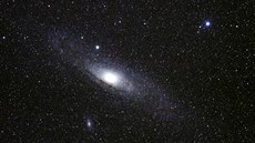 LETNÍ JÍZDA: Galaxie M31 v Andromed�, spolu s M110 (dole). "Hv�zda" nalevo...