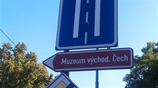 Cedule pro turisty v Hradci Králové nutí návštěvníky města k zamyšlení, kam se...