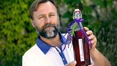 Petr Marcin�ák vyrábí levandulové víno. Na výrobu má patent.