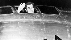 Paul W. Tibbets mává z kokpitu bombardéru B-29 "Enola Gay" ped odletem z...